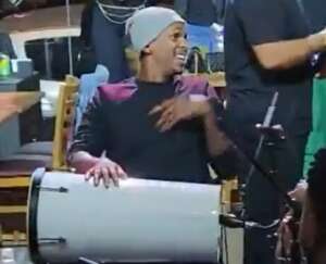 Lesionado, Jô curte pagode durante derrota do Corinthians