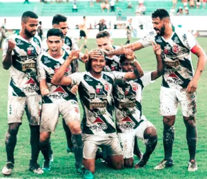 Jogo da Série D teve dois gandulas expulsos e jogador arremessando água em torcida