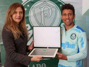Lateral do Palmeiras é homenageado por completar 200 jogos