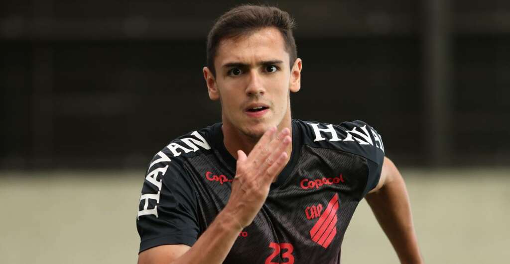Athletico-PR negocia venda de zagueiro para clube russo 2 Lucas Fasson treinando