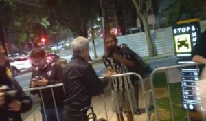 Técnico de time da Série A dá R$120 a morador de rua em BH