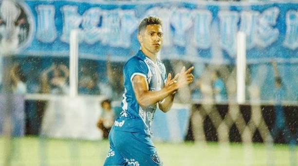 marlon comemorando gol