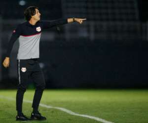 Aliviado, treinador vê Red Bull Bragantino como exemplo