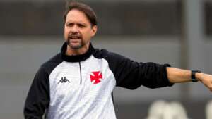 Série B: Goleiro do Vasco defende o treinador após críticas