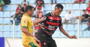 Série D: Torcedor do Moto Club lança copo em goleiro adversário