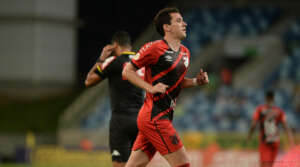 Artilheiro reforça Athletico-PR diante do Corinthians