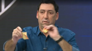 Comentarista do Sportv se desculpa por rasgar dinheiro e faz doação