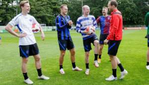 Seleção holandesa troca uniformes por camisas de time de pelada durante o treino