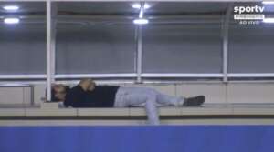 Homem dorme em pleno jogo da Série B