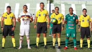 Trave quebra e paralisa jogo da Série D