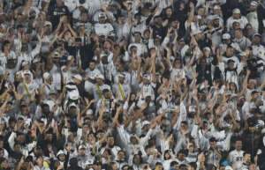 Torcida protesta e técnico pede fim dos erros no Santos