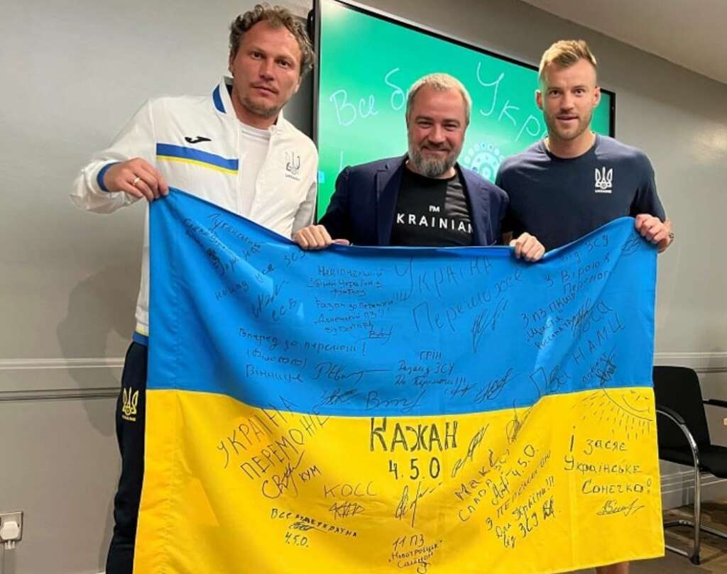 Ucrânia leva bandeira recebida de soldados como amuleto em jogo por vaga na Copa