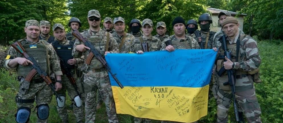 Soldados segurando bandeira da Ucrânia