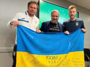 Ucrânia leva bandeira recebida de soldados como amuleto em jogo por vaga na Copa