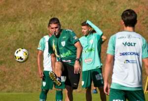 Insatisfeito, treinador promete mudanças no América-MG
