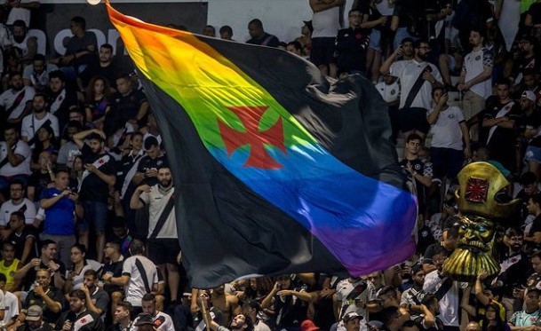 Uniforme LGBT+ do Vasco é sucesso nas arquibancadas