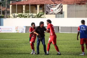 Série D: Após criticar arbitragem, zagueiro sai de campo algemado; árbitro relata em súmula: 
