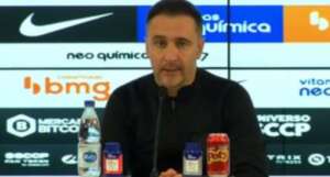 Corintianos cobram Vitor Pereira por indiferença e ele diz que 'se expressou mal'