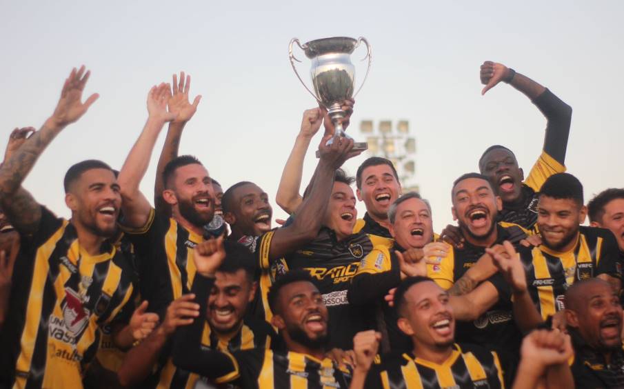 jogadores levantando taça