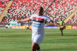 Sem clube, Walter tenta entrar em forma para voltar a jogar, assista!