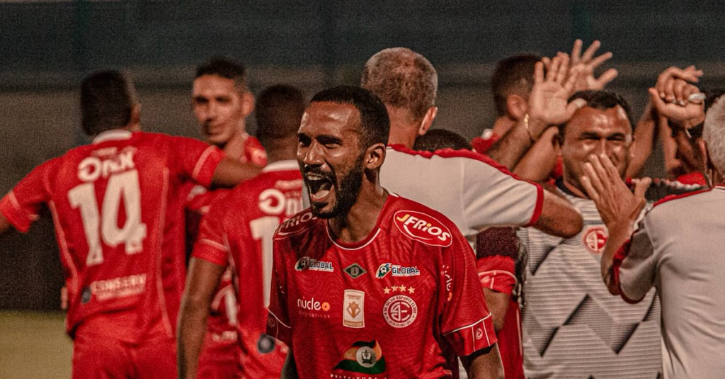Jogadores do 4 de Julho comemorando