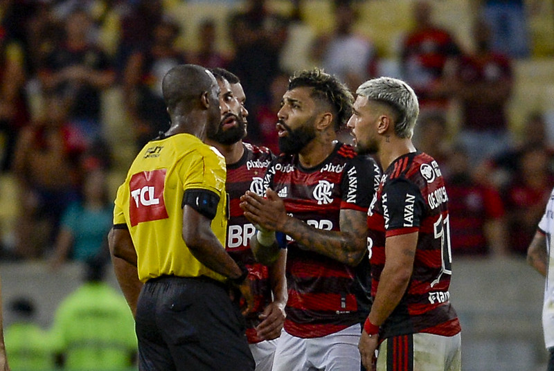 Athletico aciona STJD e pede suspensão de dupla do Flamengo