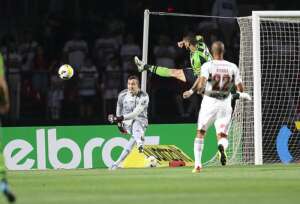 Thiago Couto compensa erro com defesa de pênalti e é elogiado por Miranda