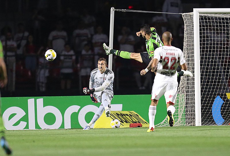 Thiago Couto compensa erro com defesa de pênalti e é elogiado por Miranda 2 52248561444 dda0e042e5 c