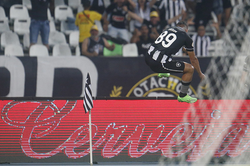 Erison comemora golaço pelo Botafogo