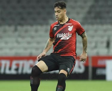 Goiás acerta contratação de zagueiro do Athletico-PR