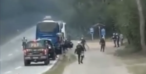 Torcedores do Atlético-MG brigam antes de chegada ao Rio; torcedor é detido com facão