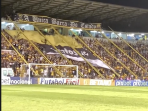 Série B: Jogadores da Ponte acusam torcedores do Criciúma de racismo; copos são jogados em campo