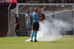 Balão cai em jogo da Segundona e árbitro apaga 