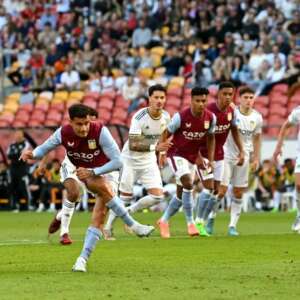 Philippe Coutinho perde pênalti e erra rebote em amistoso do Aston Villa