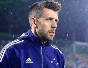 Série B: Técnico do Cruzeiro promete aos jogadores não ser mais expulso: 'Precisam de mim'