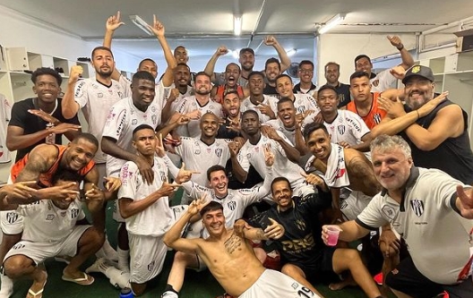 EC São Bernardo comemorando a vitória e sendo destaque na Seleção FI