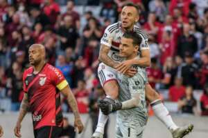 Felipe Alves faz e defende pênalti na estreia, mas não evita derrota do São Paulo