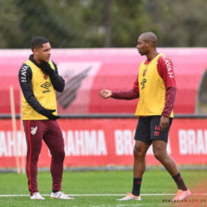 Athletico-PR x Atlético-GO - 'Xarás' fazem duelo dos opostos no Brasileirão