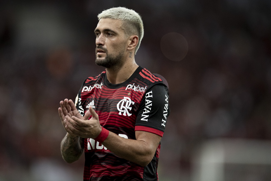 CBF afasta árbitro principal e do VAR após falhas em Flamengo x Athletico-PR