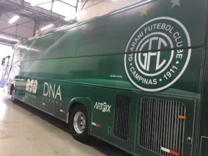 Motorista do Guarani mostra arma para torcedor durante viagem do time