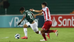 Cria da base vira desfalque do Palmeiras na Libertadores