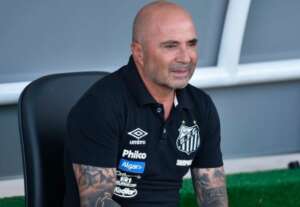 Santos faz contato com ex-técnico argentino para sair da crise