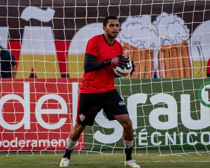 Machucado, goleiro titular do Vitória pode precisar de cirurgia