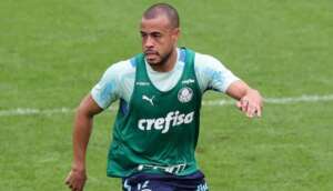 Lateral prevê dificuldade no domingo e despista sobre vaga de titular no Palmeiras