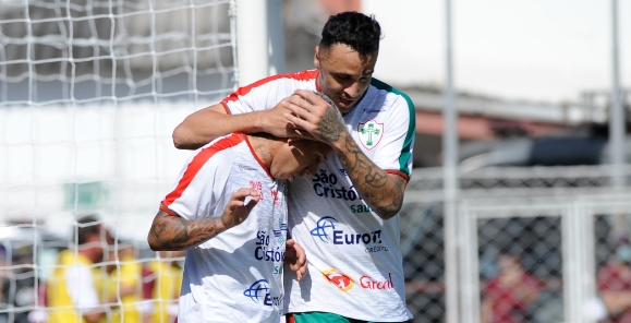 Jogadores da Portuguesa comemorando gol
