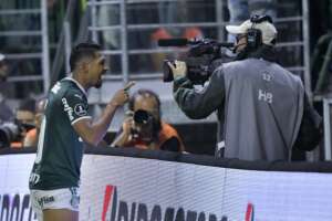 Rony passa Pelé e se guia no filho para marcar de bicicleta