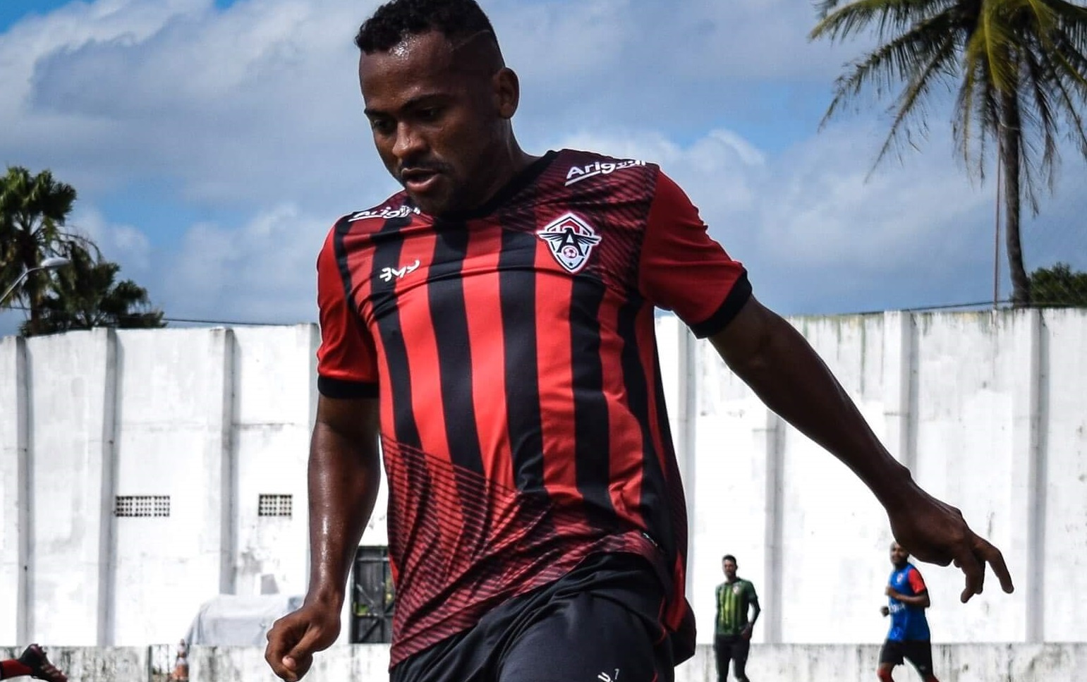 Até quando? Lateral do Atlético-CE denuncia caso de racismo em jogo da Série C