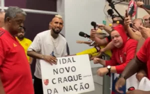Chileno é recepcionado por flamenguistas em desembarque no Rio: 'Muito feliz'