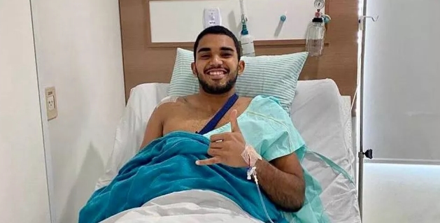 Goleiro do Vitória, Lucas Arcanjo, após cirurgia