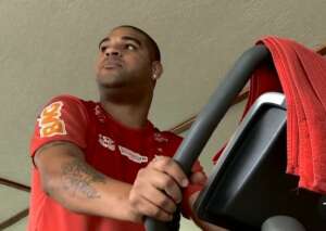 Adriano se diz incompreendido durante carreira: 'Não era tratado como ser humano'